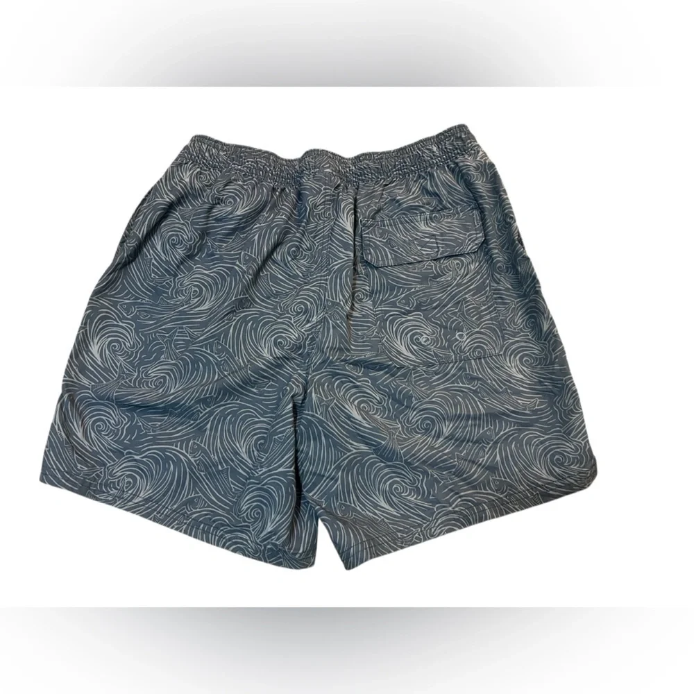 Vineyard Vines Men’s Blue Wave Patterned Swim Shorts Size Small
